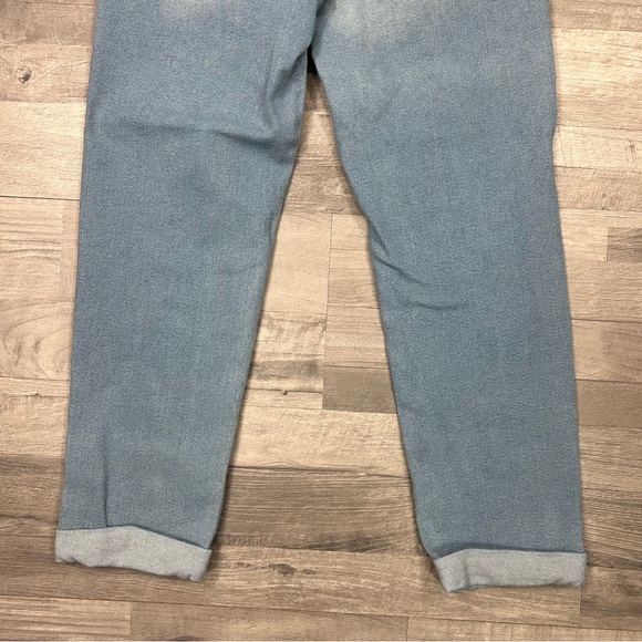 Signature Levi Strauss Light Wash Mid-Rise Boyfriend Jeans - Picture 6 of 7